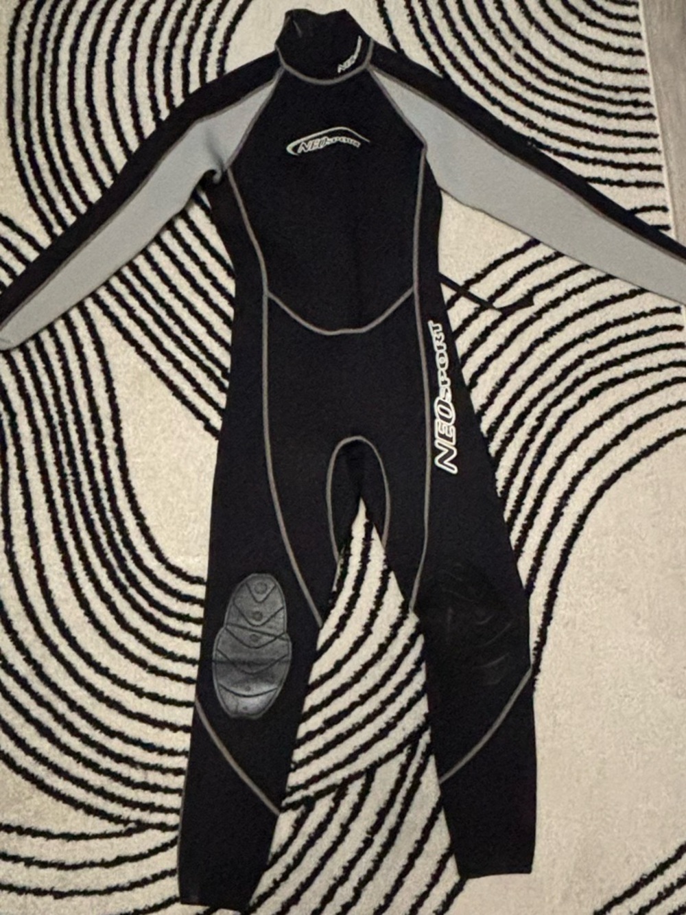 NeoSport Men's Black and Gray Long-Sleeve Swim Rash Guard Suit